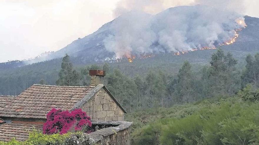 Incendio ocurrido el año pasado en las proximidades de una aldea de Porto do Son ( A Coruña). // M. M.