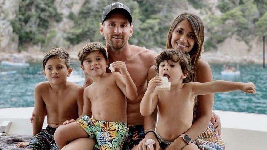 Messi empezará una nueva junto a su familia lejos de Barcelona. / @ANTONELAROCUZO