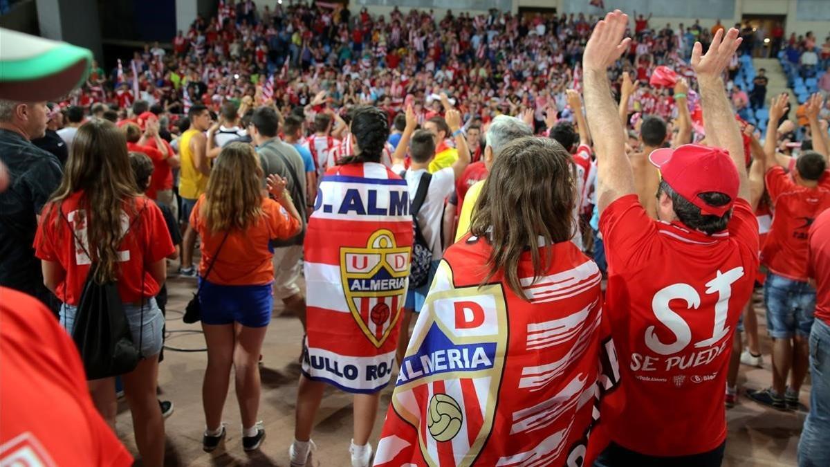 Aficionados del Almería tras una invasión de campo.