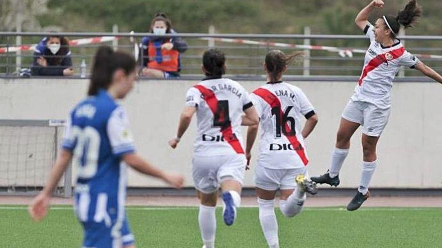 Paula Fernández salta d&#039;alegria després de fer un gol