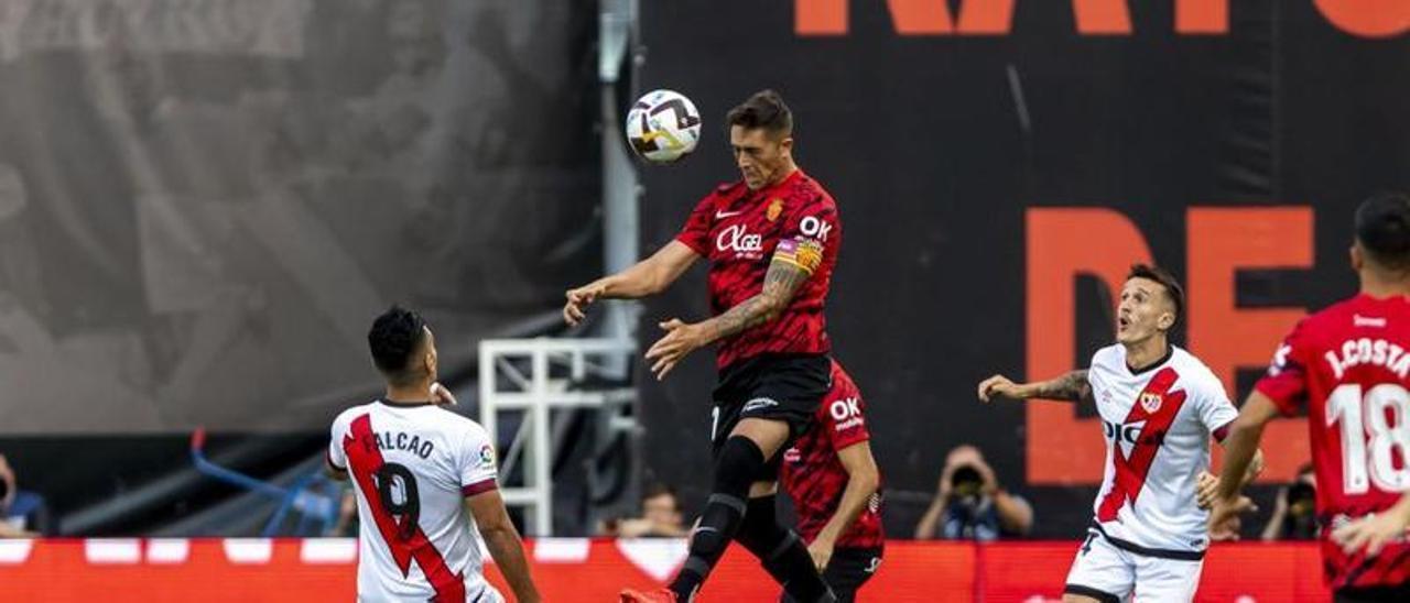 Raíllo se impone por alto en el partido ante el Rayo Vallecano.