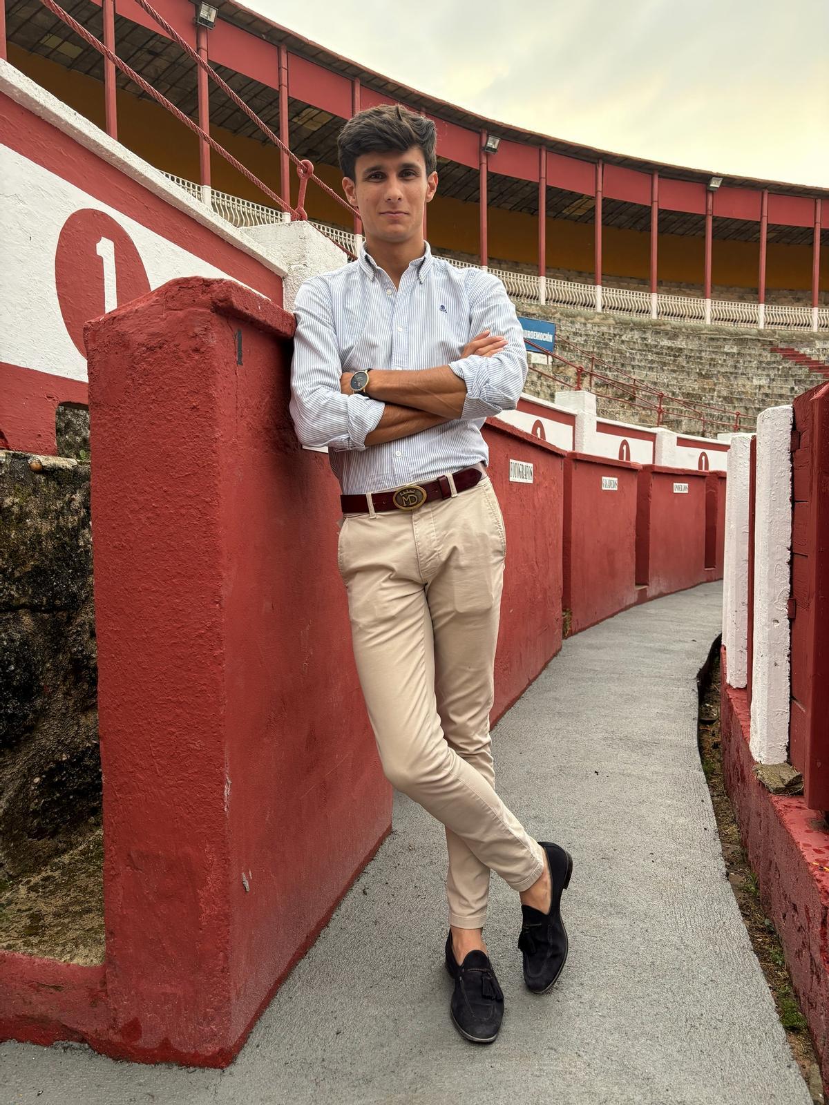 El torero posa en el callejón de la plaza de toros de Zamora.