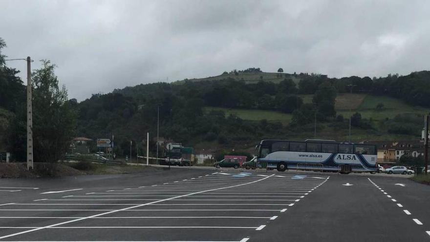 El nuevo aparcamiento situado junto a la estación de autobuses de Cangas de Onís.