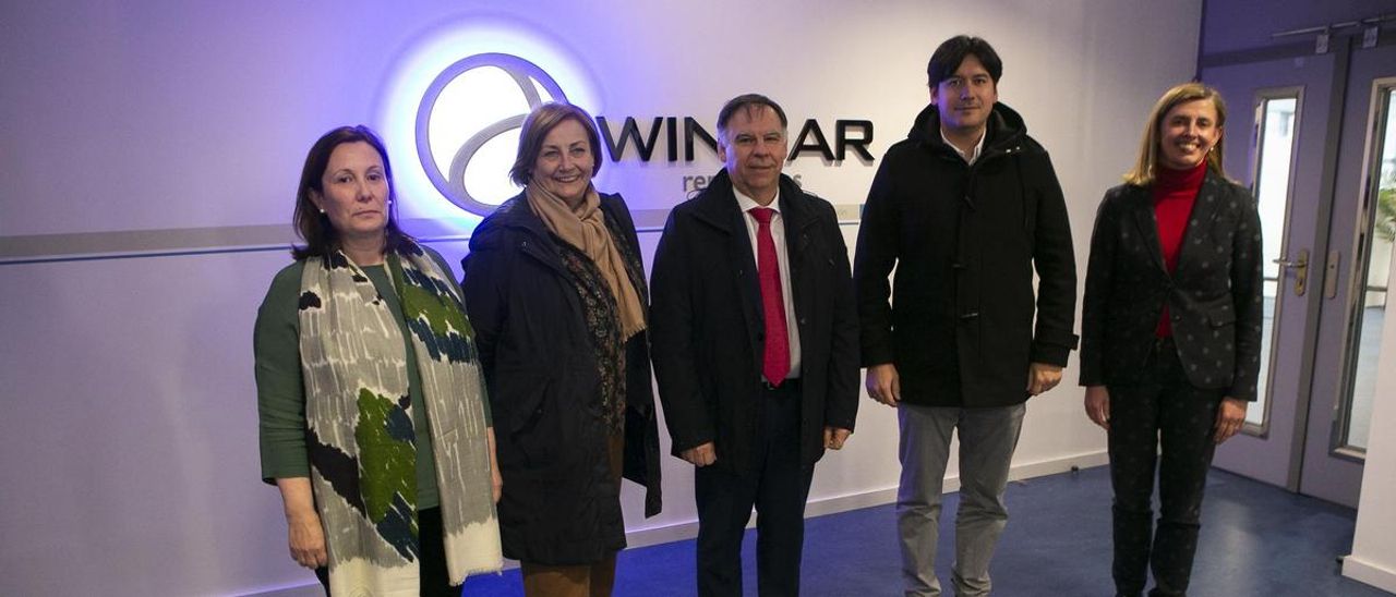 Covadonga Carballo, Mariví Monteserín, Javier Ponce, Borja Sánchez y Eva Pando, en el centro de I+D de Windar Renovables.