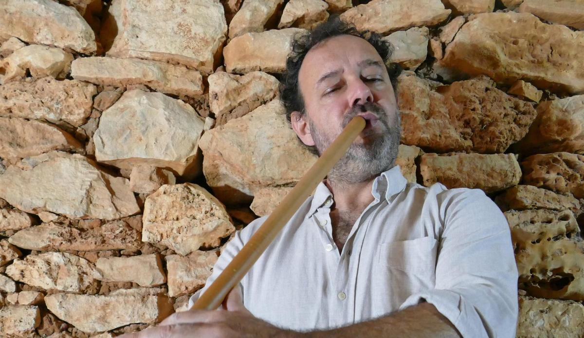 Flötist und Kunsthandwerker Antonio Vich gibt den Workshop in der Miró Mallorca Stiftung
