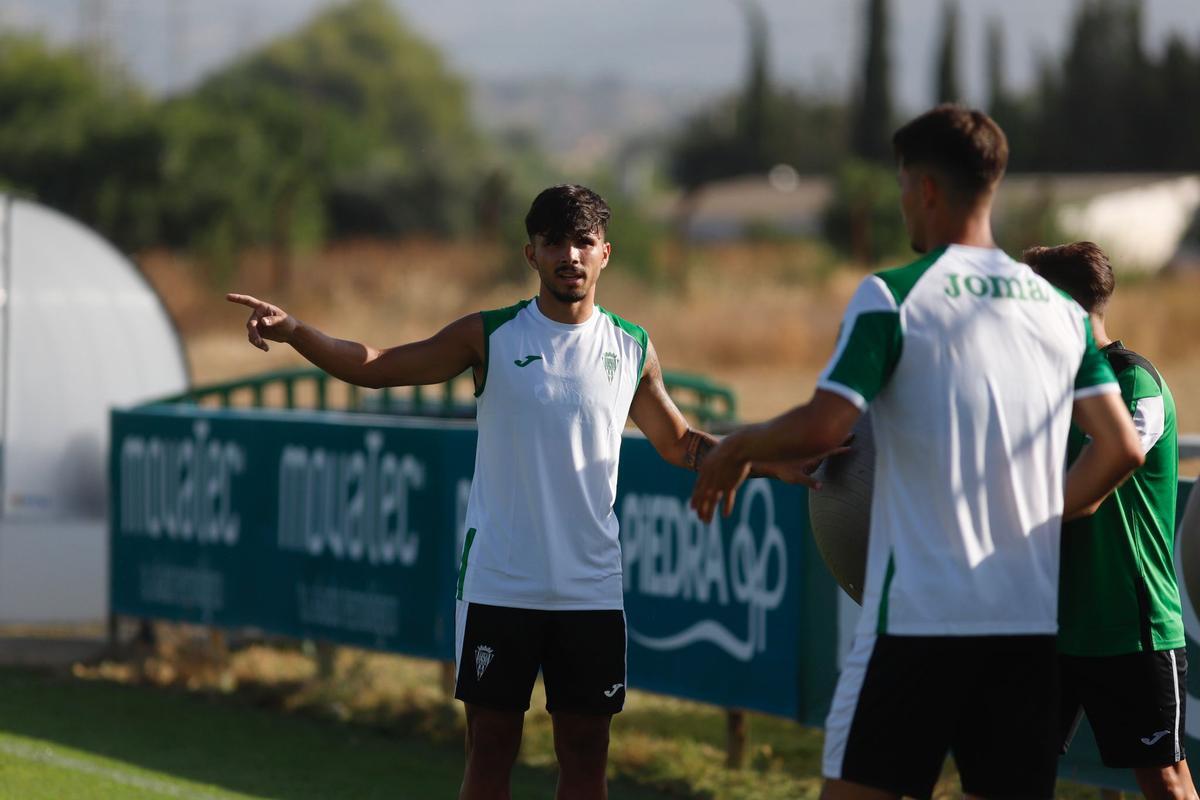 10. Kevin Medina. Uno de los fichajes del verano, sobre el papel. Desequilibrio, desparpajo y mucho margen de crecimiento el del malagueño, procedente del Málaga. El Córdoba CF da un salto de calidad en banda con él. Firmó hasta 2027. 10. Kevin Medina. Uno de los fichajes del verano, sobre el papel. Desequilibrio, desparpajo y mucho margen de crecimiento el del malagueño, procedente del Málaga. El Córdoba CF da un salto de calidad en banda con él. Firmó hasta 2027.