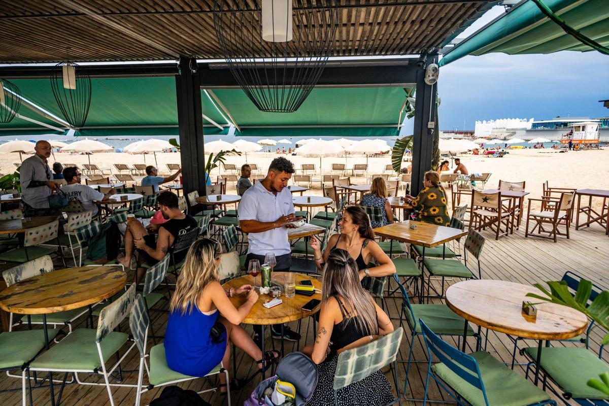 Santo Mojito, en Nova Icària, uno de los 15 que ofrecen las playas de Barcelona