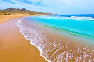 La maravillosa playa escondida a pocos minutos del mar Menor, con dunas de arena dorada para disfrutar del verano