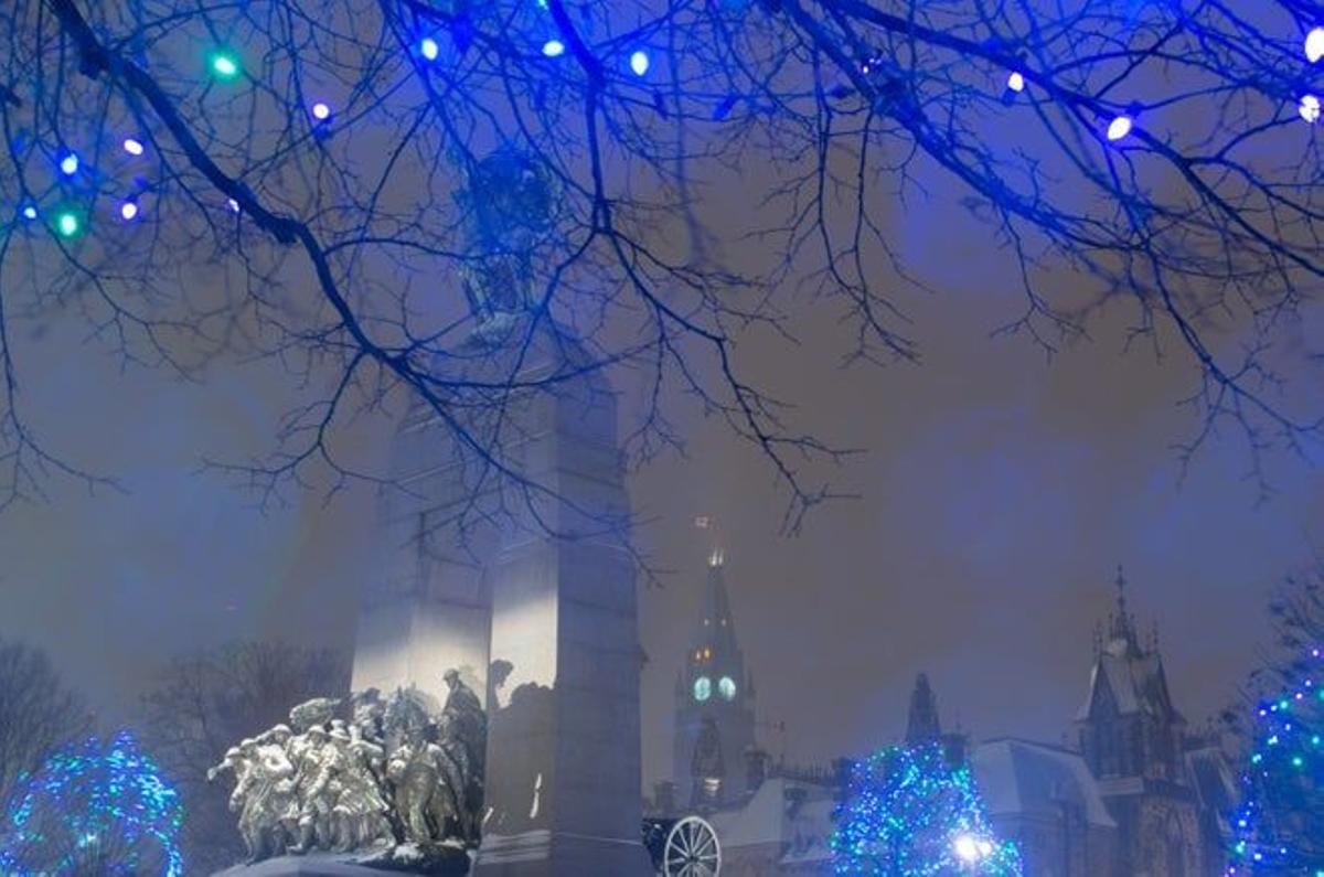 Luces de navidad en el National War Memorial de Ottawa, Canadá.