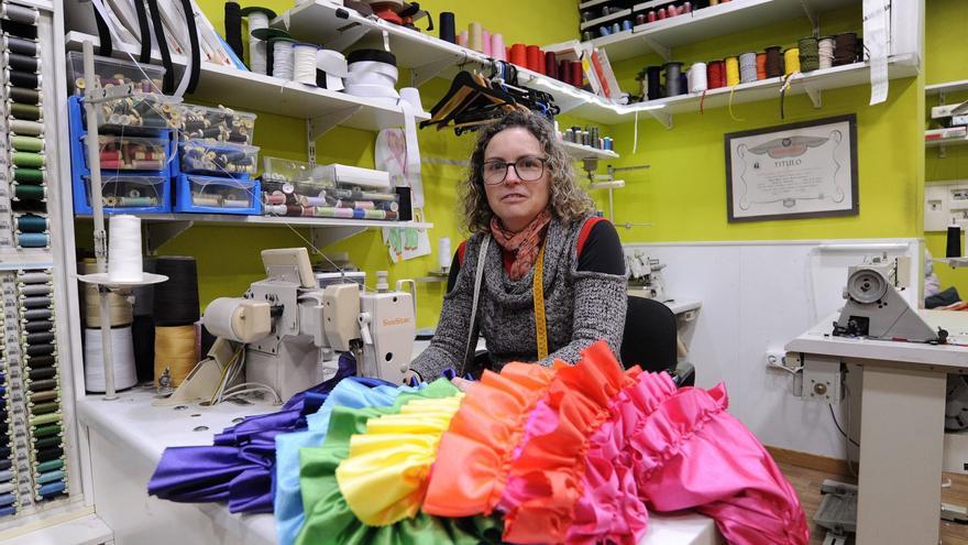 Las costureras trabajan desde Navidad en los disfraces del Entroido