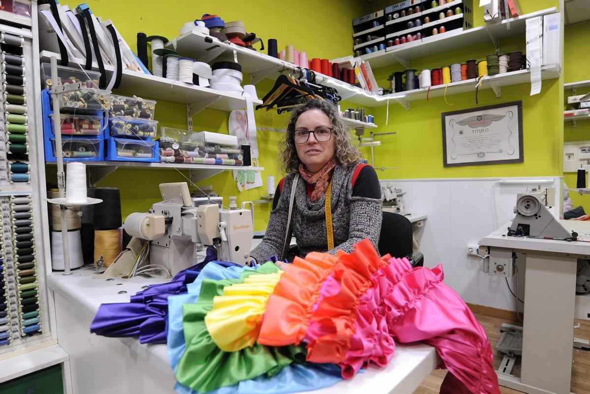 Elena Suárez trabaja en un disfraz en su negocio, Amaños de Roupa. |  Bernabé/ Javier Lalín