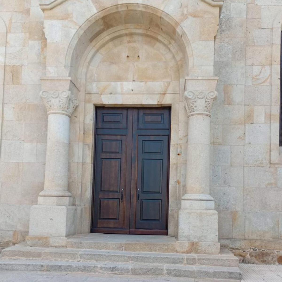 La puerta principal de la iglesia, cerrada, a primera hora de este miércoles