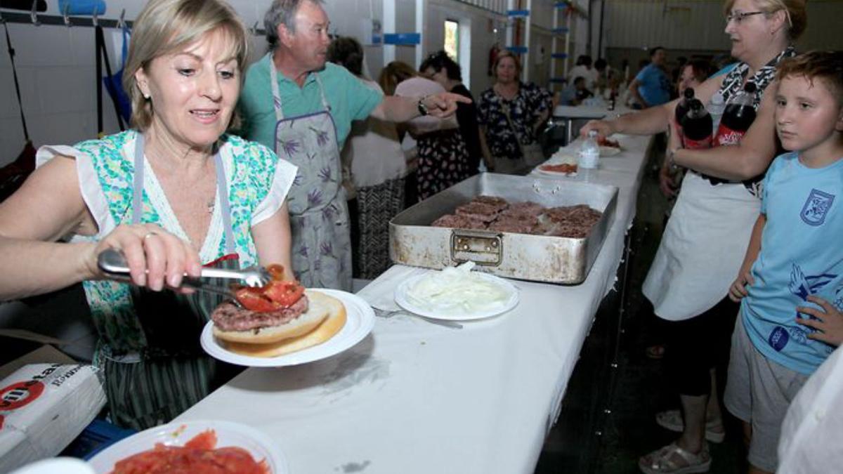 Una quincena de vecinos caminaron hasta la ermita. |   