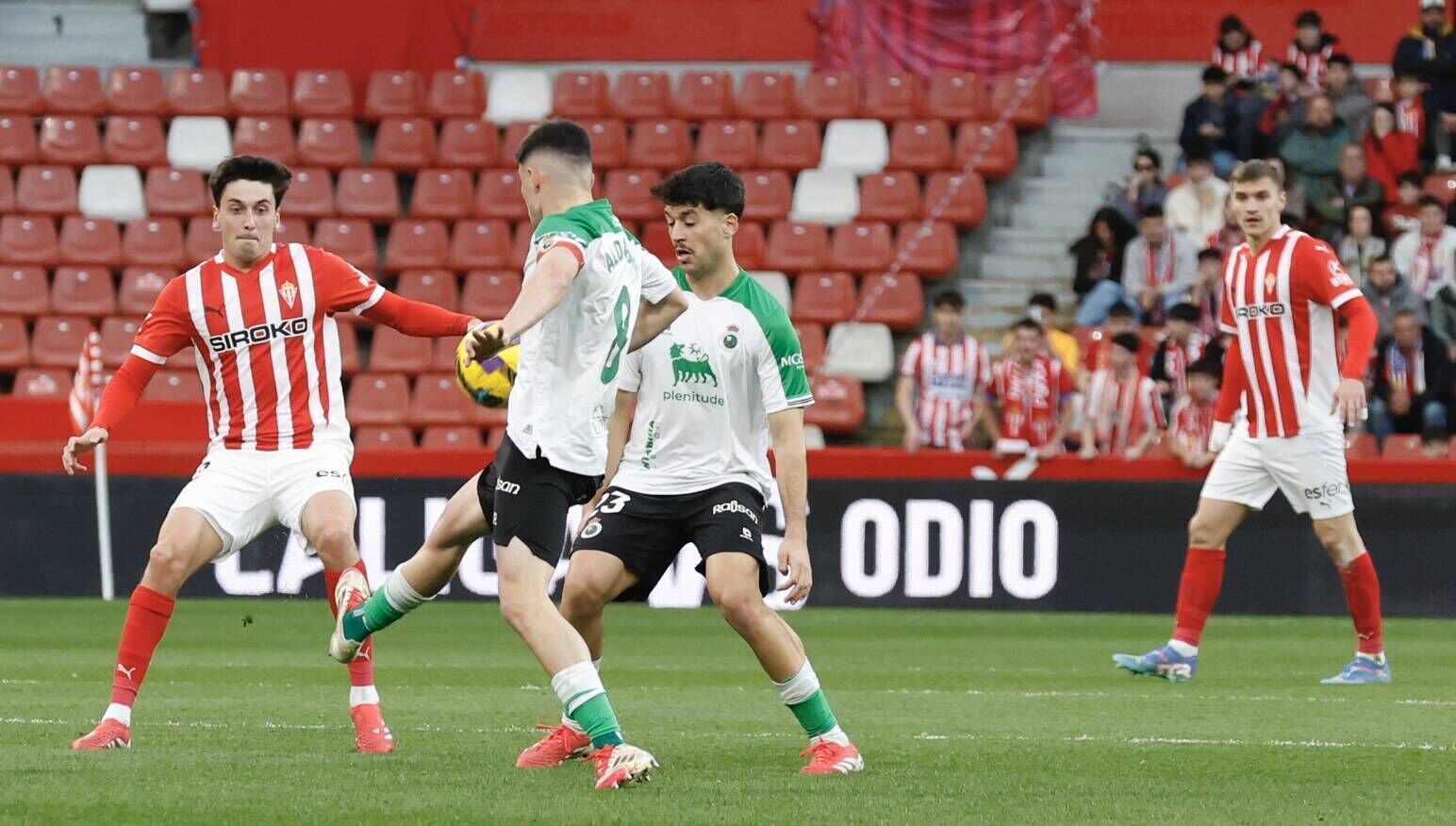 EN IMÁGENES: Ambientazo en el Sporting-Racing de Santander disputado en El Molinón
