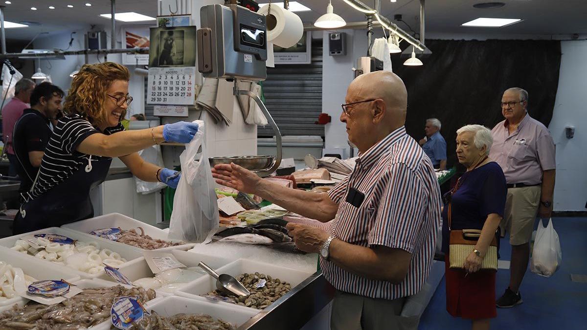 Puesto de pescado en un mercado municipal.