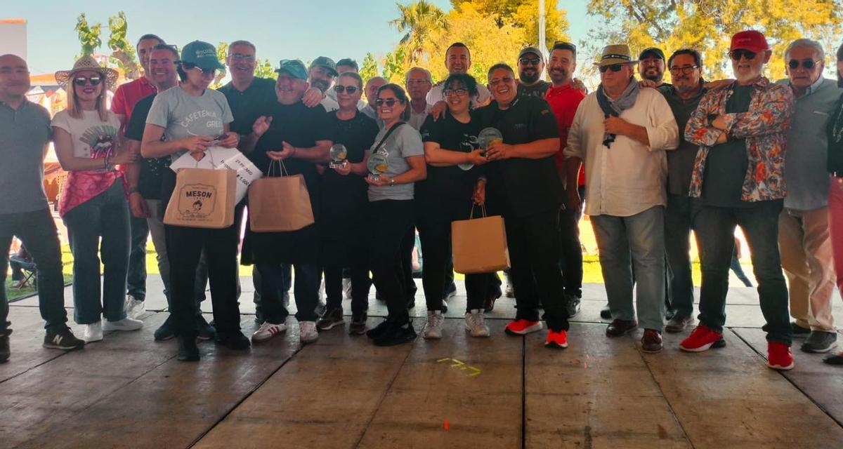 Las dos representantes de Caníbal Burguer, en el centro, con su primer premio en las manos, posan junto a los otros premiados.