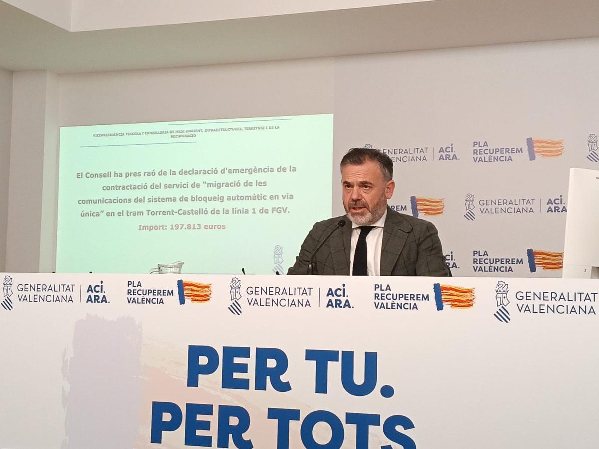 El vicepresidente segundo, José Díez, interviene en la rueda de prensa del Consell.