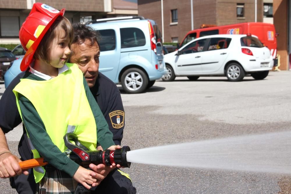 Visita de las teresianas a los bomberos