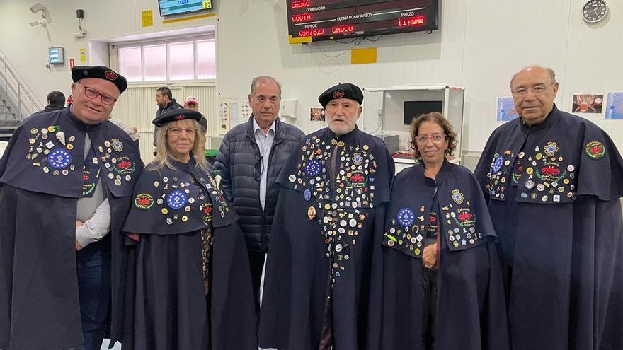 Miembros de la Cofradía do Centolo Larpeiro en la lonja, ayer.