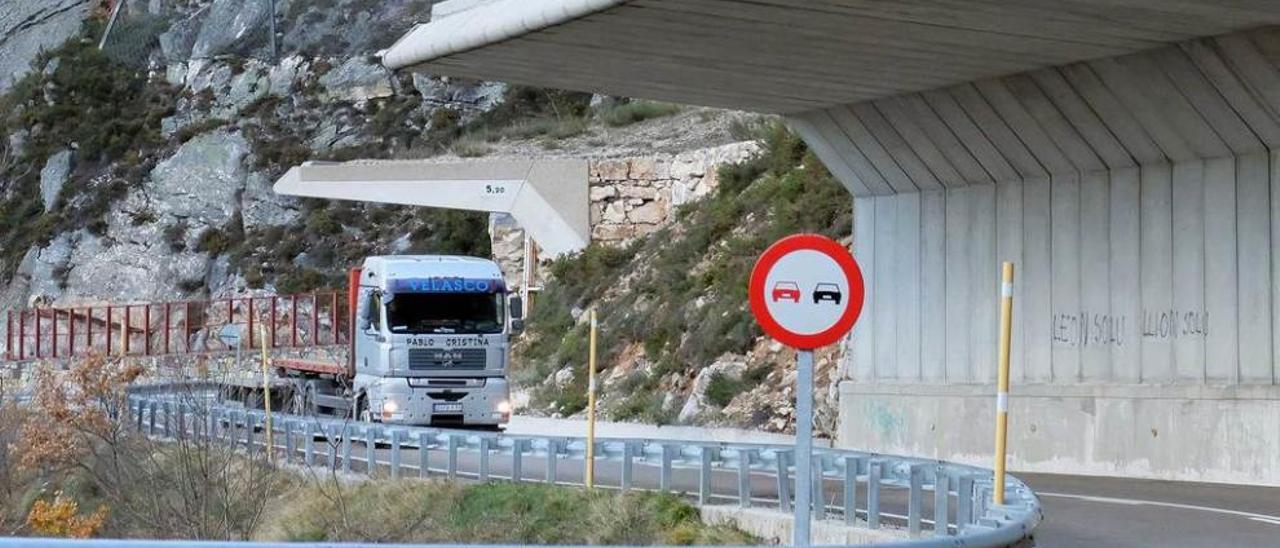 Un camión circula por una de las zonas protegidas de la carretera del alto.