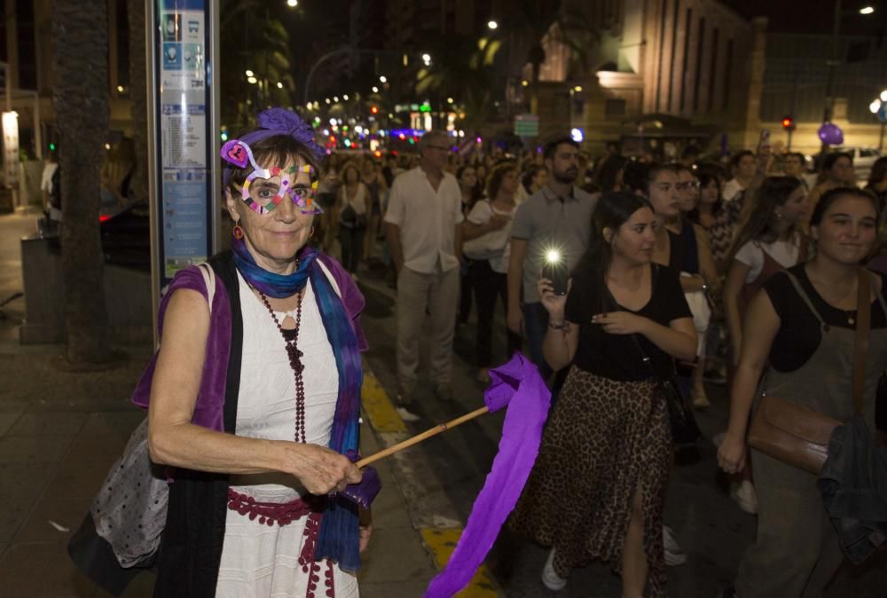 “No es no, lo demás es violación” y “La tumba del machismo, Alicante será”, son algunas de las consignas que se escuchado por las calles de la ciudad