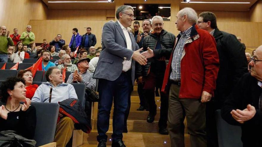 Manuel González Orviz, junto a Cayo Lara, a su llegada al auditorio del Valey de Piedras Blancas.