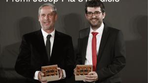 El argentino Guillermo Martínez gana el Premio Nadal con ’Los crímenes de Alicia’. En la foto, junto a Marc Artigau, ganador del Premio Josep Pla.