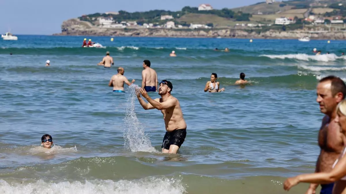 La ola de calor golpea con fuerza en Asturias: las playas se llenan de bañistas y los parques se convierten en refugios climáticos