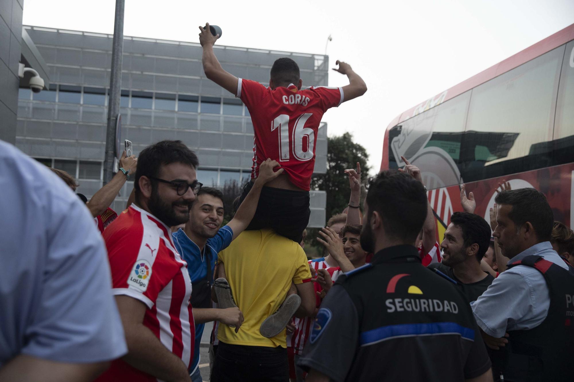 Els aficionats reben al Girona a l'aeroport