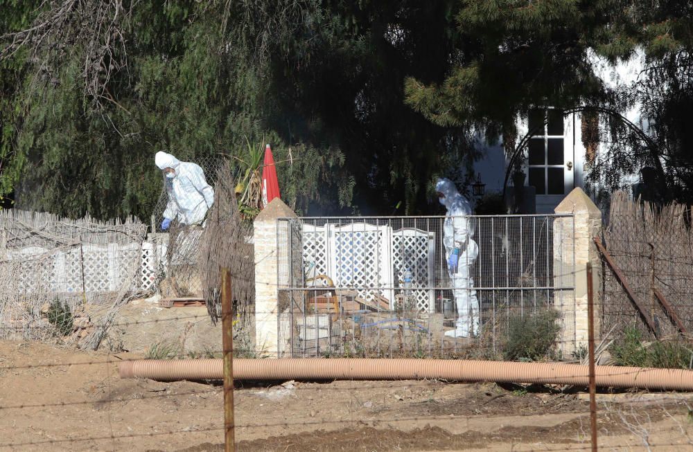 La Policía Científica analiza la caseta donde vivían los niños y el terreno donde estaban enterrados.