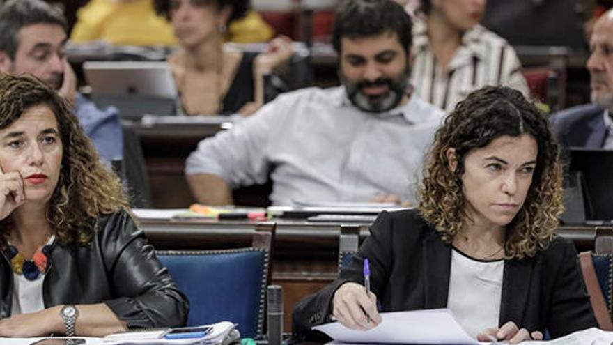 Las conselleres Pilar Costa y Rosario Sánchez, ambas del PSOE, durante el pleno de ayer con cara de circunstancias.