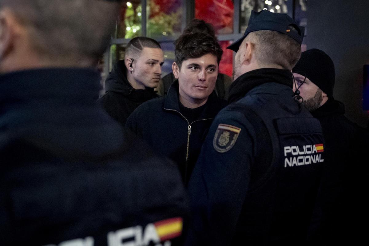 Vito Quiles (c), durante la manifestación del 25N en Madrid por la que ha sido multado por desobedecer las órdenes de la Policía.