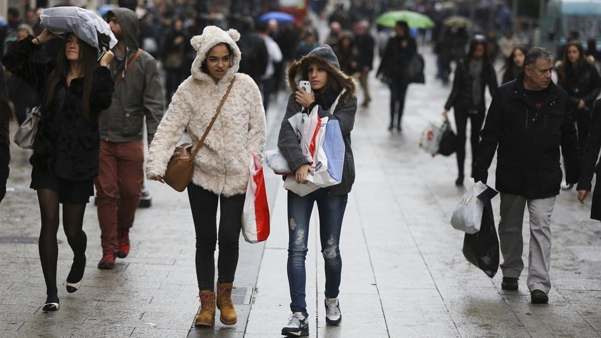 Personas caminan por Portal de l'Àngel, en enero.