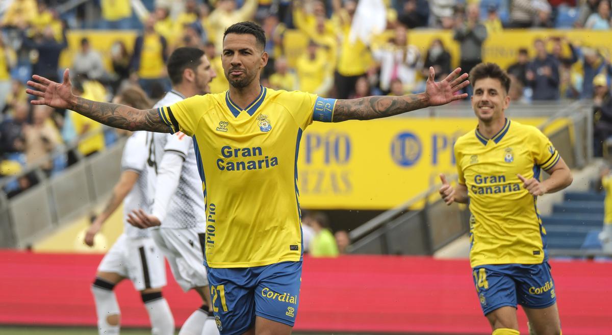 Viera festeja su tanto ante el Ceuta de penalti con el Cristo.