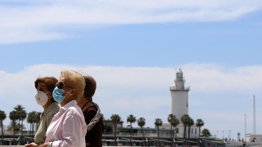 Mujeres pasean por el Muelle 1.