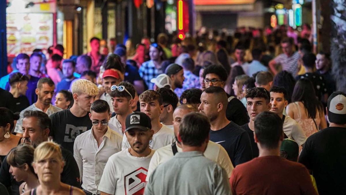 Un carrer de Lloret de Mar, a vessar de gent, durant l&#039;època estival