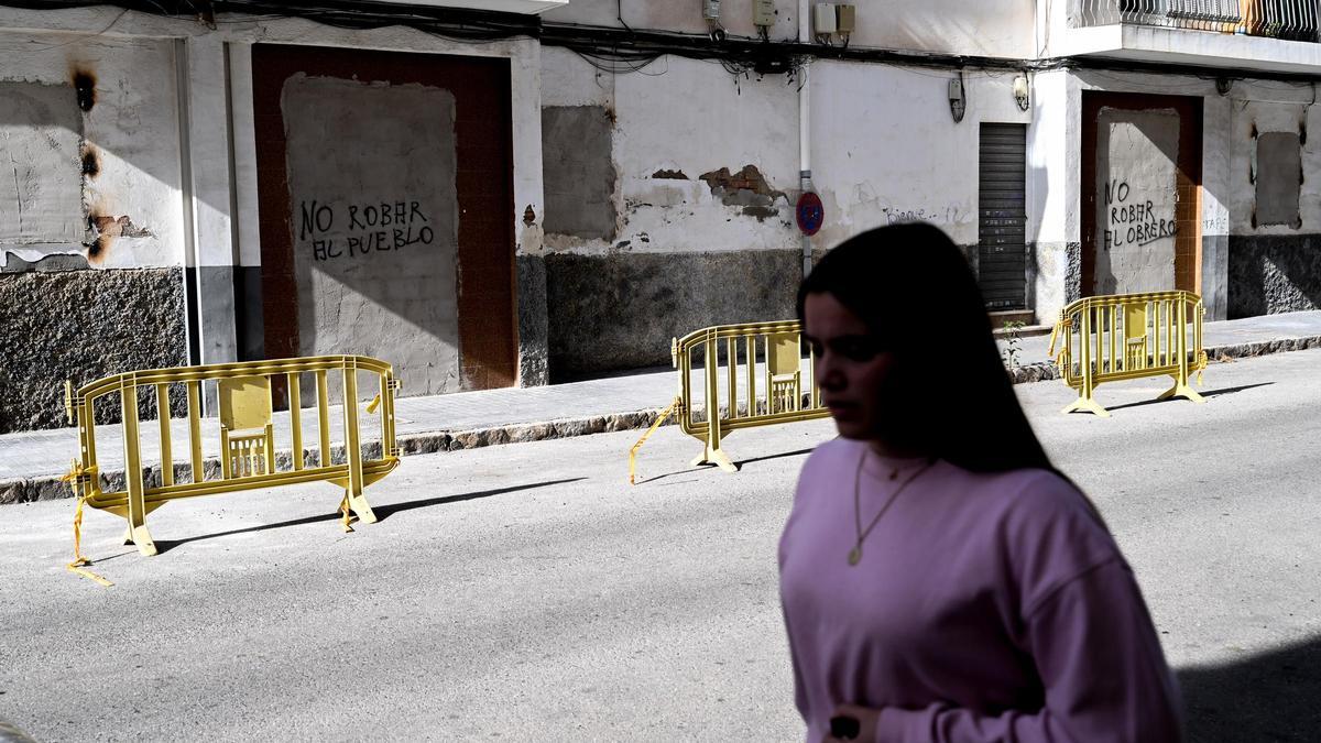 Pintadas en las puertas tapiadas del bloque 8 de San Antón denunciando robos