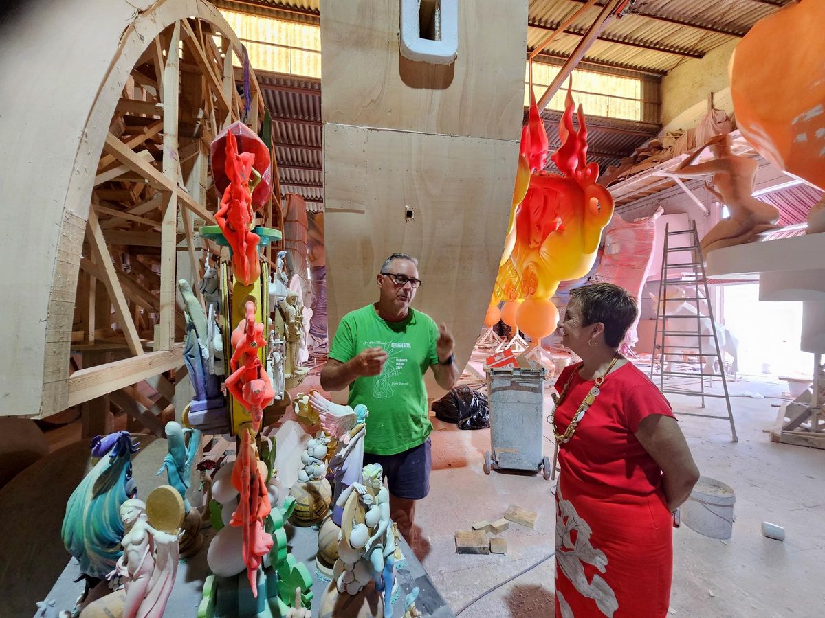 Marián Cano visita la Hoguera Oficial