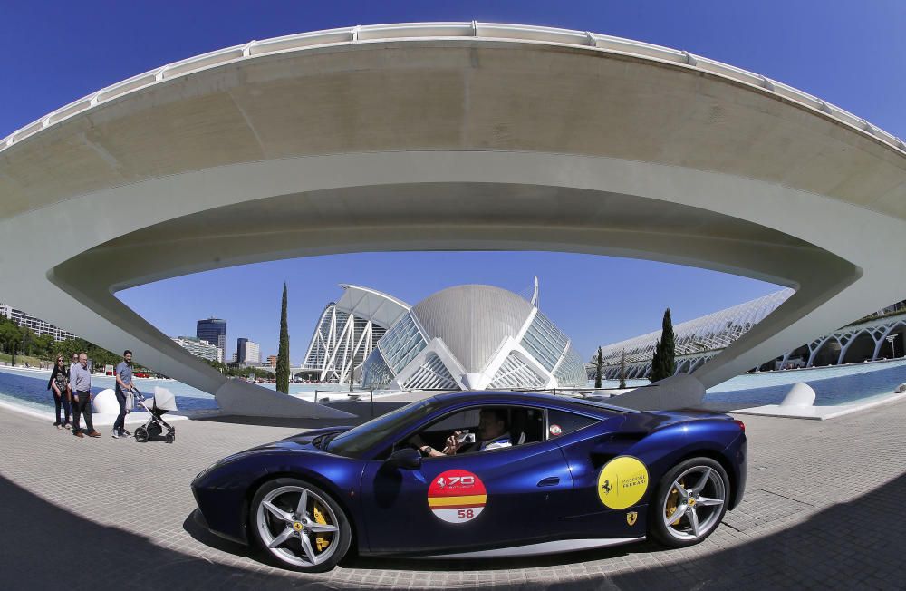 Desfile de Ferrari por València en su 70 aniversario