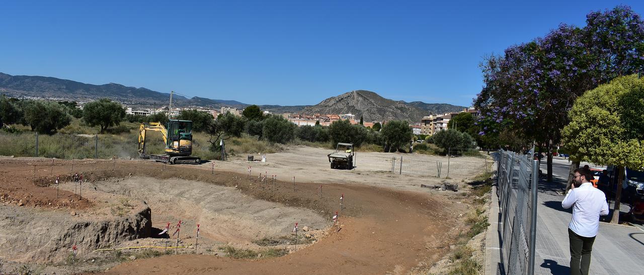 El concejal Fernando Portillo visitando las obras esta mañana.