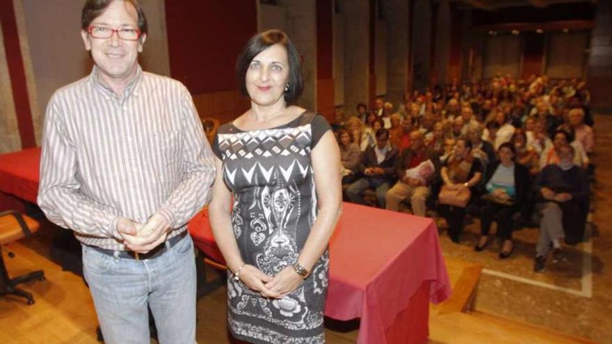 Emilio R. Barrachina durante la presentación de su libro en Club Faro con la profesora M.Torres //J. Lores