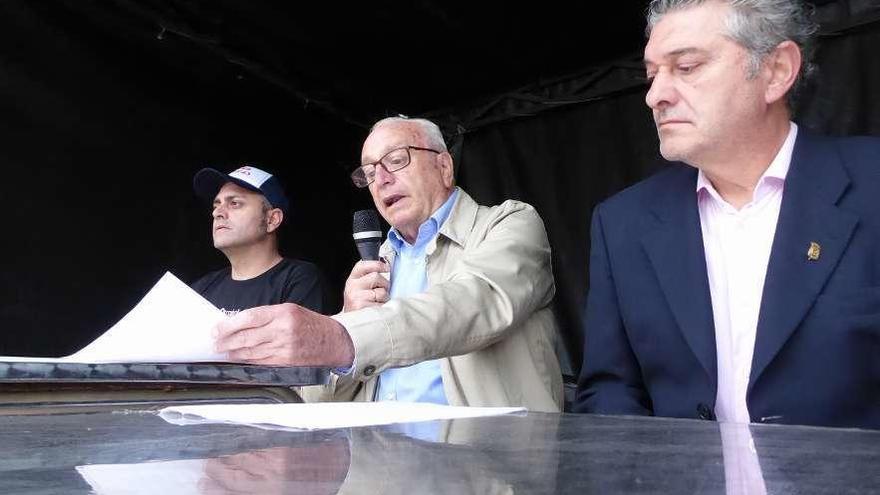 Tato Peña leyendo el pregón entre Marcos Casielles y César Díaz.