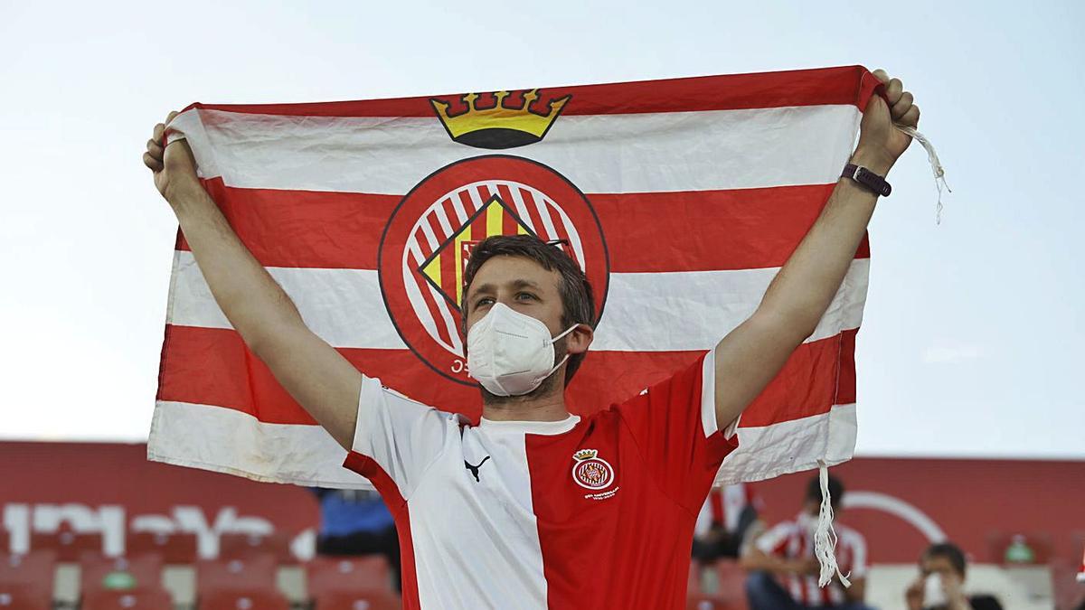 Un aficionat del Girona lluint els colors i la bandera a Montilivi en l’anterior eliminatòria. | ANIOL RESCLOSA