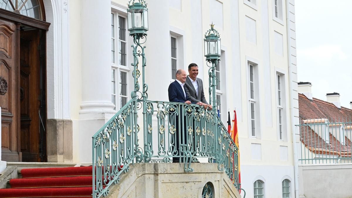 El president del govern espanyol, Pedro Sánchez, amb el canceller alemany, Olaf Scholz, al palau de Meseberg, prop de Berlín