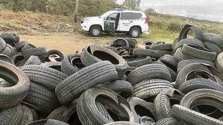 Vertido de neumáticos en Penamoa.