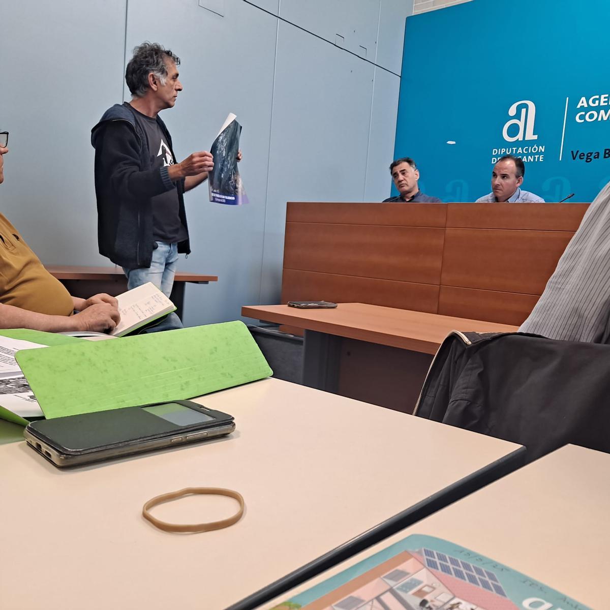 Sergio Arrroyo, de AHSA, muestra una imagen del estado del azarbe de Pineda al presidente del Consorcio Francisco Cano