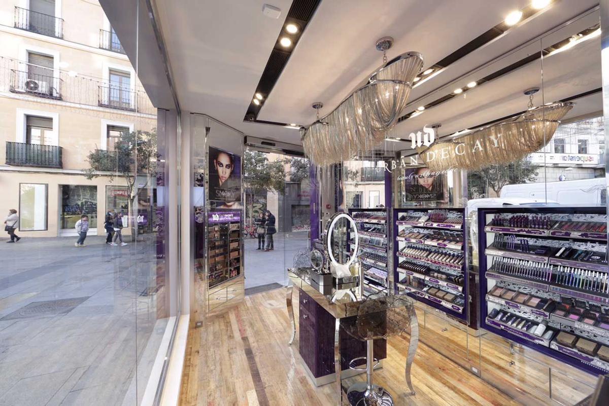 Interior de la tienda Urban Decay en Madrid