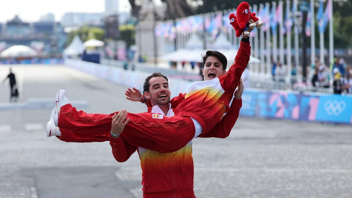María Pérez y Álvaro Martín, tras ganar el oro olímpico en París