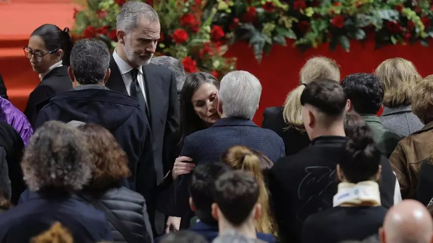 Los gestos de cariño de los reyes con los familiares de las víctimas de Adamuz en la Misa funeral