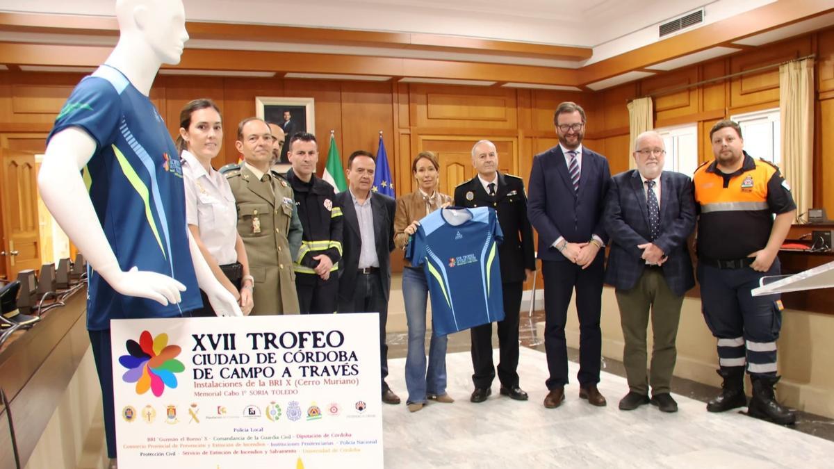 Autoridades asistentes a la presentación del Trofeo Ciudad de Córdoba de Campo a Través.